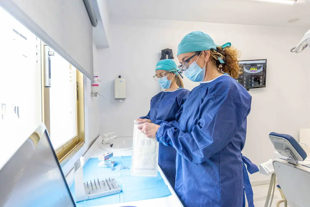 elisa-preparando-herramientas-implantes