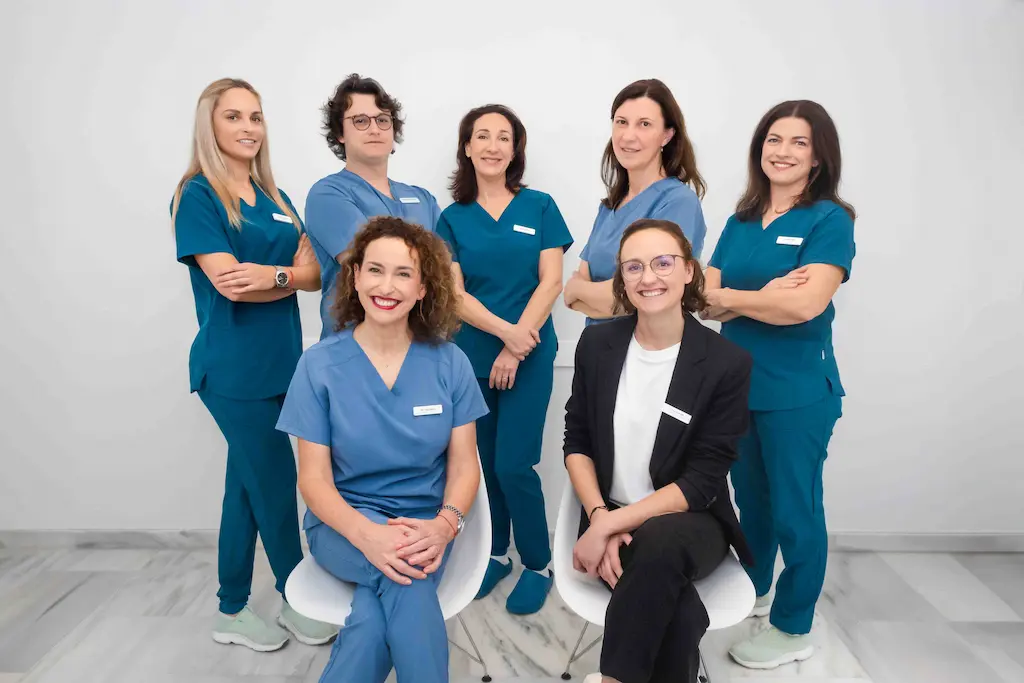 equipo-clinica-elisa-juarez-completo-sentados
